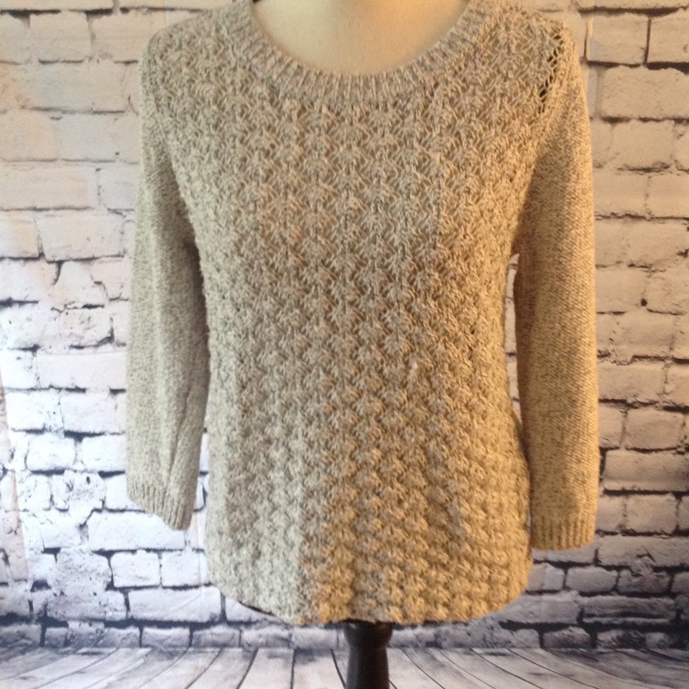 Beautiful gray knit sweater by lou & grey